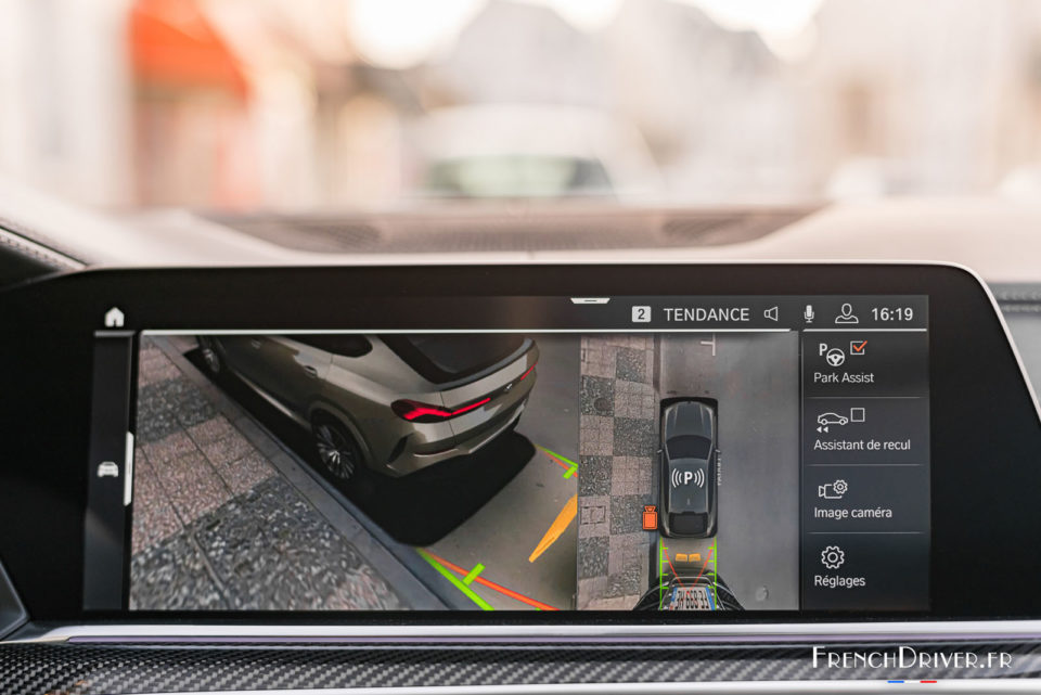 Photo aide au stationnement écran tactile BMW X6 30d (2020)
