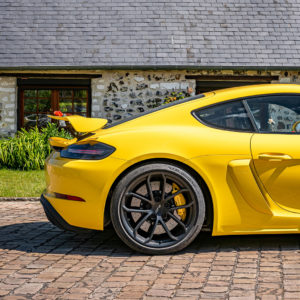 Photo profil arrière Porsche 718 Cayman GT4 (2020)