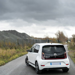 Photo 3/4 arrière route Volkswagen Up GTI (2020)