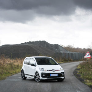 Photo 3/4 avant route Volkswagen Up GTI (2020)