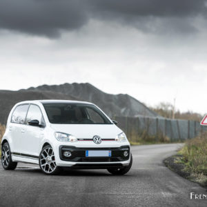 Photo 3/4 avant Volkswagen Up GTI (2020)