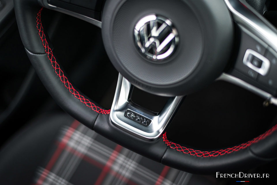 Photo sigle volant Volkswagen Up GTI (2020)