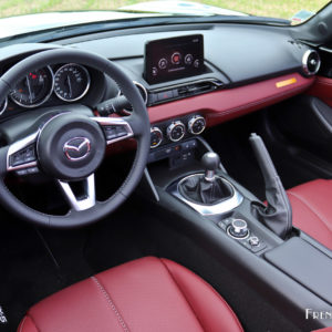 Photo intérieur cuir Nappa perforé Rouge Burgundy Mazda MX-5 Eunos Edition (2020)
