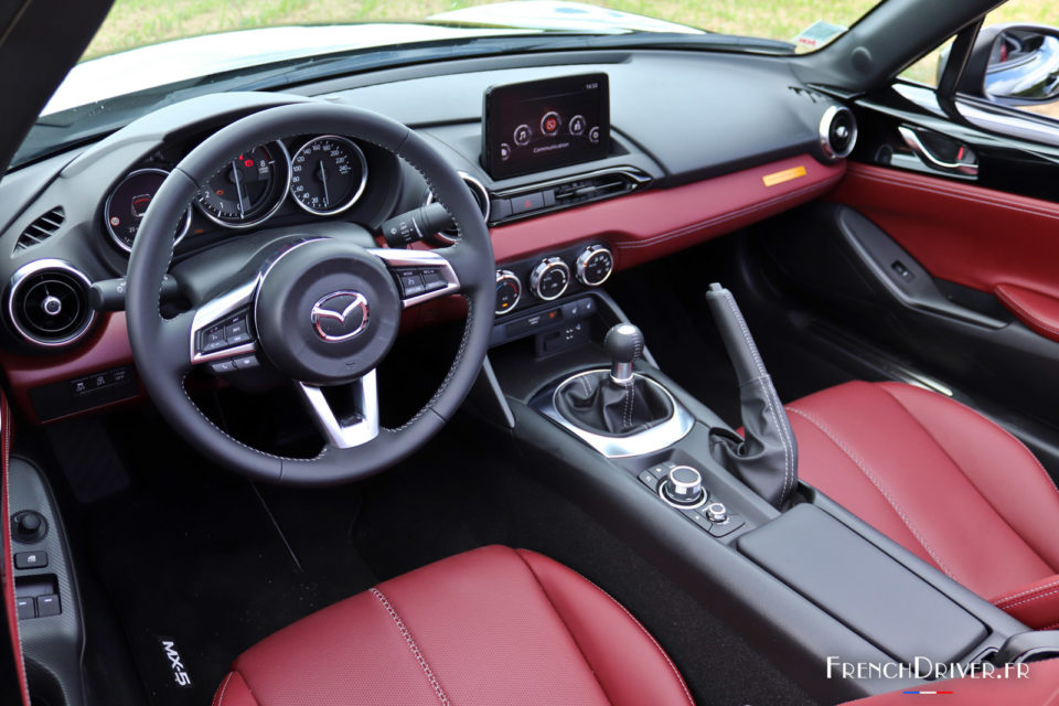 Photo intérieur cuir Nappa perforé Rouge Burgundy Mazda MX-5 Eunos Edition (2020)
