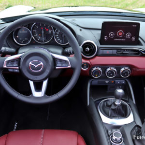 Photo poste de conduite Mazda MX-5 Eunos Edition (2020)
