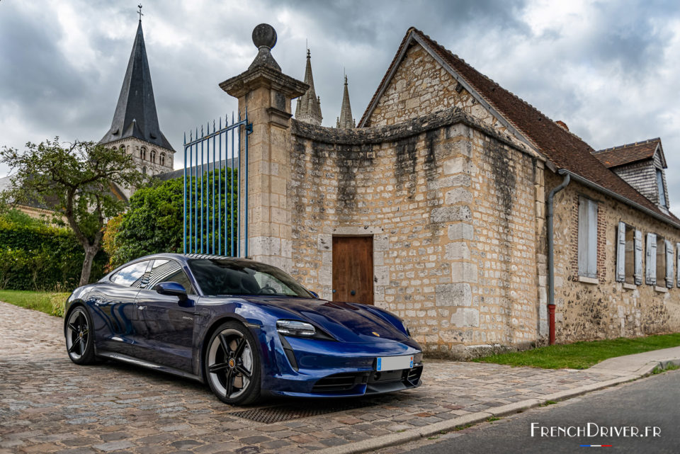 Photo 3/4 avant Porsche Taycan Turbo (2020)