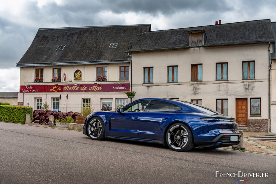 Photo 3/4 arrière Porsche Taycan Turbo (2020)