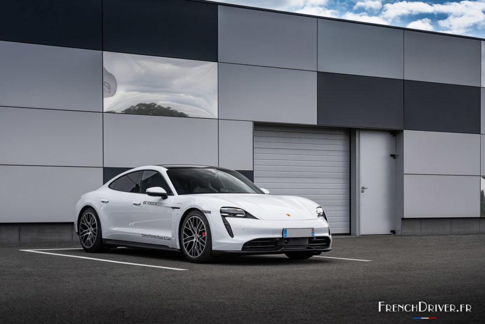 Photo 3/4 avant Porsche Taycan 4S (2020)