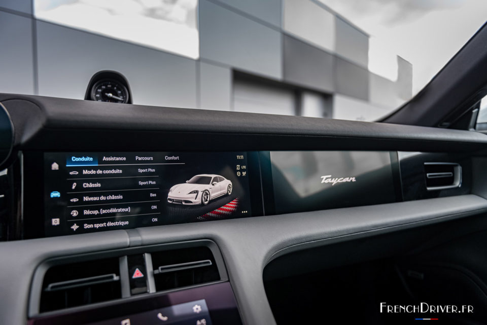 Photo écrans tactiles Porsche Taycan 4S et Turbo (2020)