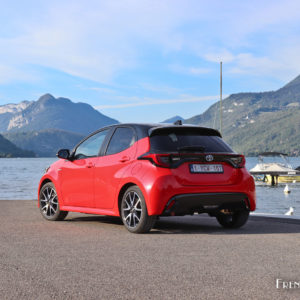 Photo 3/4 arrière Toyota Yaris IV Hybride (2020)