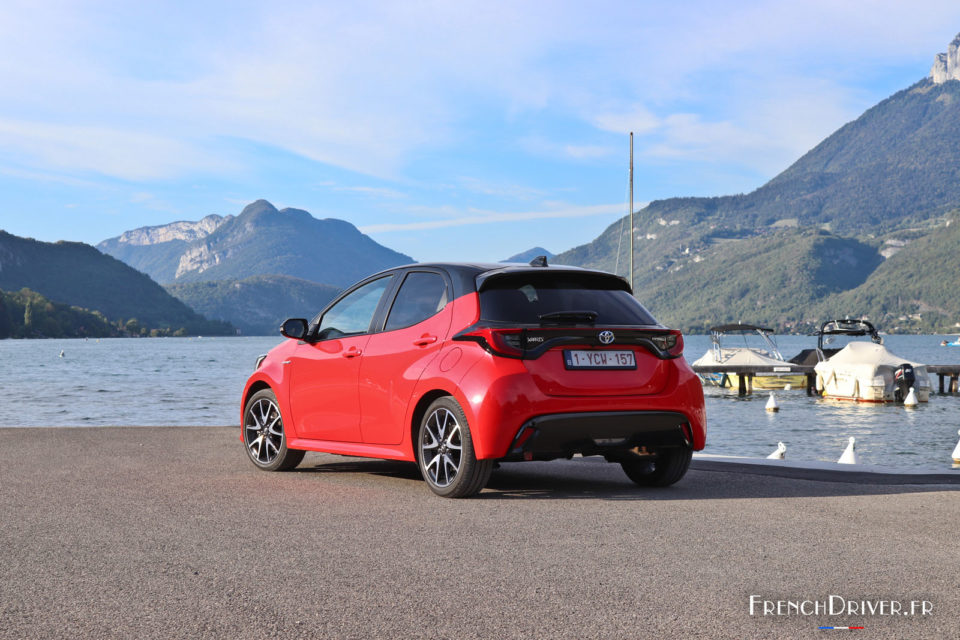 Photo 3/4 arrière Toyota Yaris IV Hybride (2020)