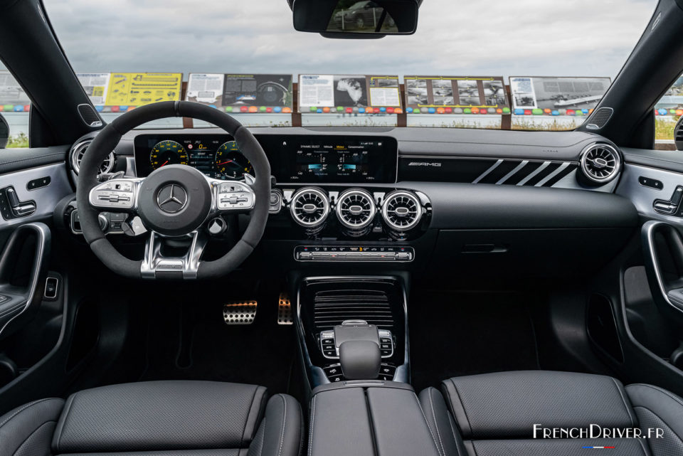 Photo intérieur cuir Mercedes AMG CLA 45 S (2020)