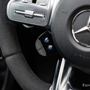 Photo détail commandes volant Mercedes AMG CLA 45 S (2020)