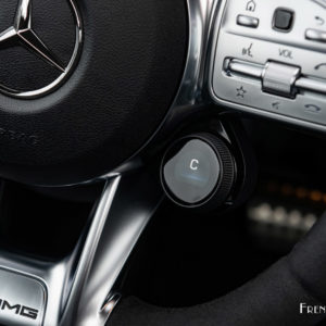 Photo détail commandes volant Mercedes AMG CLA 45 S (2020)