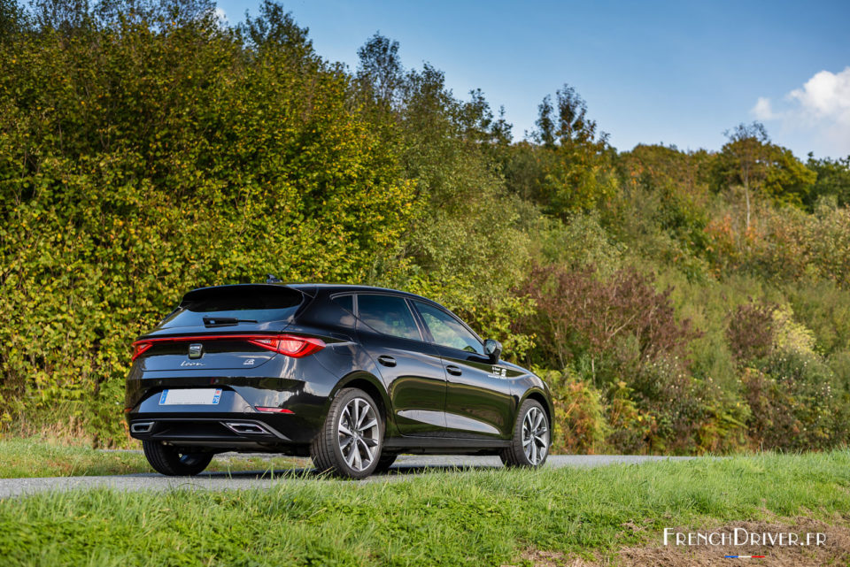 Photo 3/4 arrière SEAT Leon e-Hybrid 204 (2020)