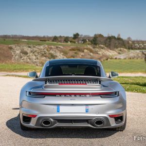 Photo face arrière Porsche 911 (992) Turbo S (2021)