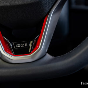 Photo sigle GTI volant Volkswagen Golf GTI 245 (2021)