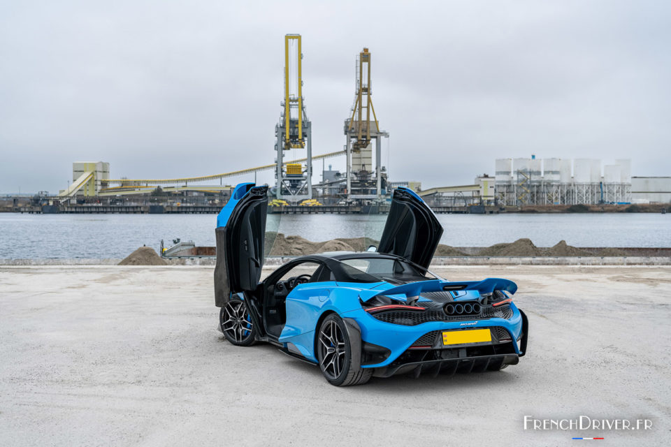 Photo 3/4 arrière McLaren 765LT Spider (2022)