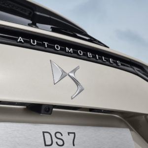 Photo sigle DS 7 restylée (2022)