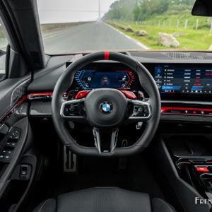 Photo poste de conduite BMW M5 G60 (2025)