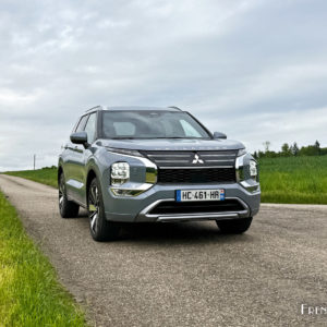 Photo 3/4 avant Mitsubishi Outlander IV PHEV (2025)