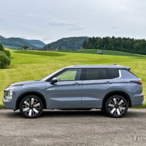 Photo Moonstone Grey Mitsubishi Outlander IV PHEV (2025)