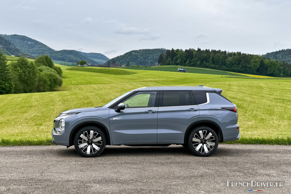 Photo Moonstone Grey Mitsubishi Outlander IV PHEV (2025)