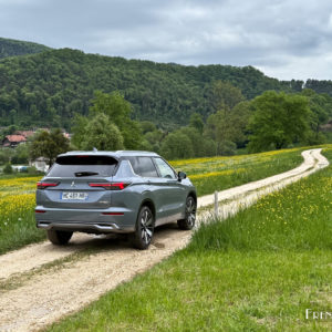 Photo 3/4 arrière Mitsubishi Outlander IV PHEV (2025)