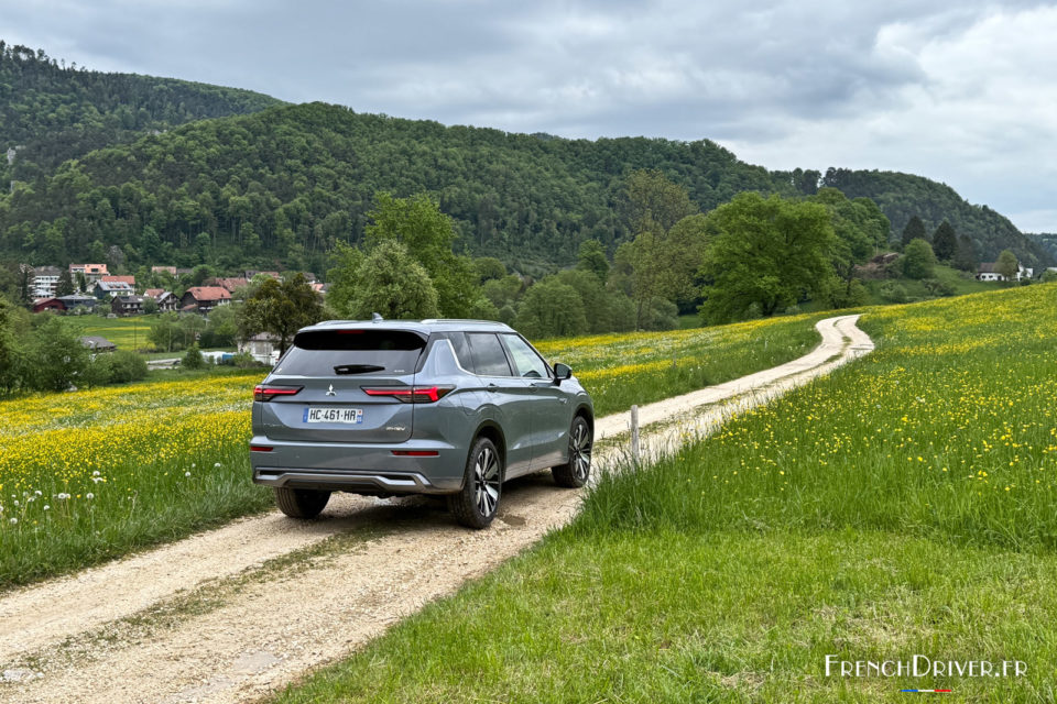 Photo 3/4 arrière Mitsubishi Outlander IV PHEV (2025)