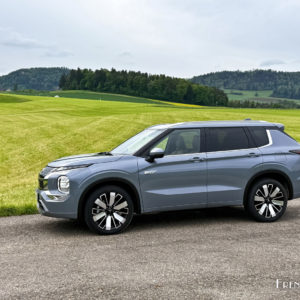 Photo gris Moonstone Grey Mitsubishi Outlander IV PHEV (2025)
