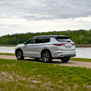Photo dynamique Mitsubishi Outlander IV PHEV (2025)