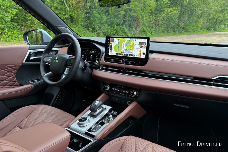 Photo intérieur cuir Moka Mitsubishi Outlander IV PHEV (2025)