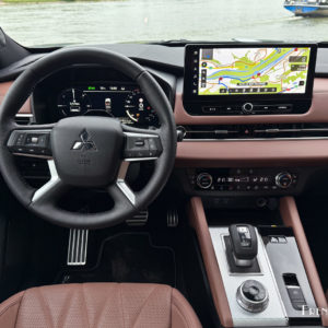 Photo poste de conduite Mitsubishi Outlander IV PHEV (2025)